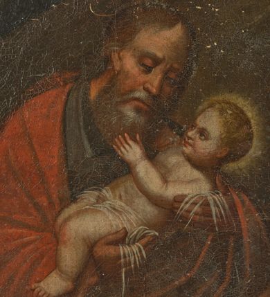 Zdjęcie nr 5: Obraz w kształcie stojącego prostokąta, zbliżonego do kwadratu, przedstawiający św. Józefa z Dzieciątkiem Jezus. Święty został ukazany w centrum kompozycji do wysokości kolan, delikatnie zwrócony w lewą stronę z głową przechyloną na lewe ramię. Święty Józef na rękach trzyma Dzieciątko Jezus. Święty ubrany jest w szarą suknię z kołnierzykiem u szyi oraz obszerny czerwony płaszcz. Opiekun Jezusa ma podłużną twarz z długim i prostym nosem, okoloną długą i siwą brodą. Jego długie włosy opadają na plecy, a nad głową ma cienki i okrągły nimb. Dzieciątko Jezus zostało ukazane w pozycji półleżącej, widoczne z lewego profilu. Jezus obiema rączkami obejmuje za szyję i brodę św. Józefa. Ubrany jest w białą, prześwitującą pieluszkę, której końce opadają na dłonie świętego Józefa. Ma twarz o pulchnych policzkach, jasne i kędzierzawe włosy oraz złoty otok wokół głowy. Po prawej stronie kompozycji znajduje się stolik nakryty ugrowym obrusem. Na nim leżą zamknięta księga i gałązka białej lilii z trzema małymi kwiatami. W prawym górnym narożu obrazu prześwituje złote niebo, a wokół rozmieszczone są skłębione i szare chmury. Po lewej stronie obrazu stoi kolumna o żłobionym trzonie, a przed nią podwieszona jest ciemnozielona kotara ze złotymi frędzlami na końcu i z chwostem zwisającym nad głową św. Józefa. Rama nowa, drewniana. 


