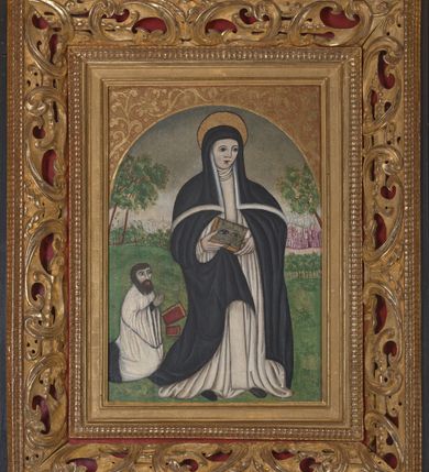 Zdjęcie nr 1: Obraz w kształcie stojącego prostokąta zamknięty półkoliście z przedstawieniem św. Otylii w centrum kompozycji. Święta została ukazana na wprost w postawie stojącej o delikatnie wygiętej esowato sylwetce; w dłoniach trzyma zamkniętą księgę, na której ułożona jest para oczu. Święta ubrana jest w strój cysterki: biały habit, czarny płaszcz i czarny welon z białą lamówką; na stopach ma założone czarne buty, a wokół głowy złoty, kolisty nimb, obwiedziony czarnym konturem. Święta ma owalną twarz o bladej karnacji, z długim nosem, dużymi oczami i mocno zaciśniętymi, czerwonymi ustami. Po lewej stronie obrazu klęczy duchowny, ukazany z prawego profilu z dłońmi złożonymi w geście modlitwy. Ubrany jest w czarną sutannę oraz białą komżę o długich i szerokich rękawach. Przed nim leżą dwie książki w czerwonych obwolutach. Ma podłużną twarz o jasnej karnacji z dużymi oczami i długim nosem, okoloną bujną brodą. Tło zostało podzielone na dwie równe strefy: dolną pomalowaną na zielono z niewielkimi kępkami trawy, a w górnej strefie zaznaczono horyzont poprzez ukazanie linii drzew oraz sumarycznie oddanego pejzażu miejskiego. Niebo w kolorze jasnoszarym. Obraz zamknięty półkoliście wytłoczoną, złoconą dekoracją ornamentalną złożoną z wici roślinnej. 

