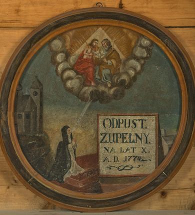 Zdjęcie nr 1: Obraz ujęty jest okrągłą, drewnianą, profilowaną, czarną ramą o jasnobrązowych brzegach. Kompozycja została podzielona na dwie strefy. W dolnej, po lewej stronie ukazano klęczącą świętą Otylię ze złożonymi w geście modlitwy dłońmi, skierowaną trzy czwarte w lewo. Święta ubrana jest w biały habit oraz czarny płaszcz z czarnym welonem. Z jej ust płynie modlitwa, umieszczona na białej wstędze, skierowana w górę: „Da Pacem Domine”. Po prawej stronie obrazu znajduje się pokaźny, kwadratowy kartusz w brązowym obramieniu z czarnym napisem na białym tle: „ODPUST. / ZUPEŁNY. / NA LAT X. / A(NNO) D(OMINI) 1774”. W tle, po lewej oraz po prawej stronie obrazu widoczna jest schematycznie potraktowana architektura. W górnej strefie w półkoliście ujętym obłoku została przedstawiona Trójca Święta na tle złotego trójkąta i promienistej glorii. Po lewej stronie siedzi Chrystus, natomiast po prawej Bóg Ojciec. Obaj są zwróceni ku sobie i obejmują się rękami. Chrystus trzyma w lewej dłoni niewielki krzyż. Ubrany jest w czerwony płaszcz odsłaniający nagi tors. Bóg Ojciec trzyma berło w prawej dłoni. Ubrany jest w niebieską suknię oraz złoty płaszcz. Pomiędzy nimi znajduje się biała gołębica Ducha Świętego z rozpostartymi szeroko skrzydłami, która została ukazana na tle promienistej glorii. Kolorystyka obrazu stonowana. Przed świętą Otylią widoczna jest prostokątna ciemnoczerwona konstrukcja. 