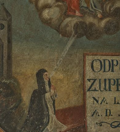 Zdjęcie nr 3: Obraz ujęty jest okrągłą, drewnianą, profilowaną, czarną ramą o jasnobrązowych brzegach. Kompozycja została podzielona na dwie strefy. W dolnej, po lewej stronie ukazano klęczącą świętą Otylię ze złożonymi w geście modlitwy dłońmi, skierowaną trzy czwarte w lewo. Święta ubrana jest w biały habit oraz czarny płaszcz z czarnym welonem. Z jej ust płynie modlitwa, umieszczona na białej wstędze, skierowana w górę: „Da Pacem Domine”. Po prawej stronie obrazu znajduje się pokaźny, kwadratowy kartusz w brązowym obramieniu z czarnym napisem na białym tle: „ODPUST. / ZUPEŁNY. / NA LAT X. / A(NNO) D(OMINI) 1774”. W tle, po lewej oraz po prawej stronie obrazu widoczna jest schematycznie potraktowana architektura. W górnej strefie w półkoliście ujętym obłoku została przedstawiona Trójca Święta na tle złotego trójkąta i promienistej glorii. Po lewej stronie siedzi Chrystus, natomiast po prawej Bóg Ojciec. Obaj są zwróceni ku sobie i obejmują się rękami. Chrystus trzyma w lewej dłoni niewielki krzyż. Ubrany jest w czerwony płaszcz odsłaniający nagi tors. Bóg Ojciec trzyma berło w prawej dłoni. Ubrany jest w niebieską suknię oraz złoty płaszcz. Pomiędzy nimi znajduje się biała gołębica Ducha Świętego z rozpostartymi szeroko skrzydłami, która została ukazana na tle promienistej glorii. Kolorystyka obrazu stonowana. Przed świętą Otylią widoczna jest prostokątna ciemnoczerwona konstrukcja. 