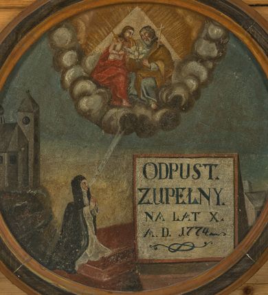 Zdjęcie nr 2: Obraz ujęty jest okrągłą, drewnianą, profilowaną, czarną ramą o jasnobrązowych brzegach. Kompozycja została podzielona na dwie strefy. W dolnej, po lewej stronie ukazano klęczącą świętą Otylię ze złożonymi w geście modlitwy dłońmi, skierowaną trzy czwarte w lewo. Święta ubrana jest w biały habit oraz czarny płaszcz z czarnym welonem. Z jej ust płynie modlitwa, umieszczona na białej wstędze, skierowana w górę: „Da Pacem Domine”. Po prawej stronie obrazu znajduje się pokaźny, kwadratowy kartusz w brązowym obramieniu z czarnym napisem na białym tle: „ODPUST. / ZUPEŁNY. / NA LAT X. / A(NNO) D(OMINI) 1774”. W tle, po lewej oraz po prawej stronie obrazu widoczna jest schematycznie potraktowana architektura. W górnej strefie w półkoliście ujętym obłoku została przedstawiona Trójca Święta na tle złotego trójkąta i promienistej glorii. Po lewej stronie siedzi Chrystus, natomiast po prawej Bóg Ojciec. Obaj są zwróceni ku sobie i obejmują się rękami. Chrystus trzyma w lewej dłoni niewielki krzyż. Ubrany jest w czerwony płaszcz odsłaniający nagi tors. Bóg Ojciec trzyma berło w prawej dłoni. Ubrany jest w niebieską suknię oraz złoty płaszcz. Pomiędzy nimi znajduje się biała gołębica Ducha Świętego z rozpostartymi szeroko skrzydłami, która została ukazana na tle promienistej glorii. Kolorystyka obrazu stonowana. Przed świętą Otylią widoczna jest prostokątna ciemnoczerwona konstrukcja. 