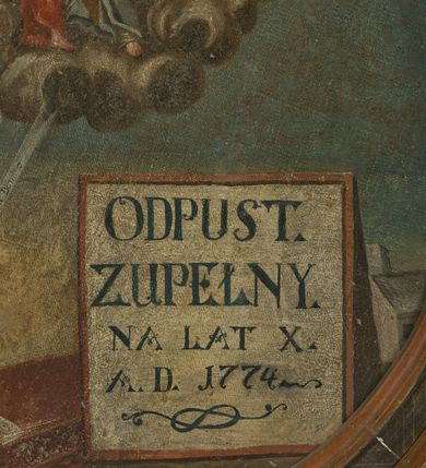 Zdjęcie nr 4: Obraz ujęty jest okrągłą, drewnianą, profilowaną, czarną ramą o jasnobrązowych brzegach. Kompozycja została podzielona na dwie strefy. W dolnej, po lewej stronie ukazano klęczącą świętą Otylię ze złożonymi w geście modlitwy dłońmi, skierowaną trzy czwarte w lewo. Święta ubrana jest w biały habit oraz czarny płaszcz z czarnym welonem. Z jej ust płynie modlitwa, umieszczona na białej wstędze, skierowana w górę: „Da Pacem Domine”. Po prawej stronie obrazu znajduje się pokaźny, kwadratowy kartusz w brązowym obramieniu z czarnym napisem na białym tle: „ODPUST. / ZUPEŁNY. / NA LAT X. / A(NNO) D(OMINI) 1774”. W tle, po lewej oraz po prawej stronie obrazu widoczna jest schematycznie potraktowana architektura. W górnej strefie w półkoliście ujętym obłoku została przedstawiona Trójca Święta na tle złotego trójkąta i promienistej glorii. Po lewej stronie siedzi Chrystus, natomiast po prawej Bóg Ojciec. Obaj są zwróceni ku sobie i obejmują się rękami. Chrystus trzyma w lewej dłoni niewielki krzyż. Ubrany jest w czerwony płaszcz odsłaniający nagi tors. Bóg Ojciec trzyma berło w prawej dłoni. Ubrany jest w niebieską suknię oraz złoty płaszcz. Pomiędzy nimi znajduje się biała gołębica Ducha Świętego z rozpostartymi szeroko skrzydłami, która została ukazana na tle promienistej glorii. Kolorystyka obrazu stonowana. Przed świętą Otylią widoczna jest prostokątna ciemnoczerwona konstrukcja. 