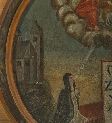 Zdjęcie nr 6: Obraz ujęty jest okrągłą, drewnianą, profilowaną, czarną ramą o jasnobrązowych brzegach. Kompozycja została podzielona na dwie strefy. W dolnej, po lewej stronie ukazano klęczącą świętą Otylię ze złożonymi w geście modlitwy dłońmi, skierowaną trzy czwarte w lewo. Święta ubrana jest w biały habit oraz czarny płaszcz z czarnym welonem. Z jej ust płynie modlitwa, umieszczona na białej wstędze, skierowana w górę: „Da Pacem Domine”. Po prawej stronie obrazu znajduje się pokaźny, kwadratowy kartusz w brązowym obramieniu z czarnym napisem na białym tle: „ODPUST. / ZUPEŁNY. / NA LAT X. / A(NNO) D(OMINI) 1774”. W tle, po lewej oraz po prawej stronie obrazu widoczna jest schematycznie potraktowana architektura. W górnej strefie w półkoliście ujętym obłoku została przedstawiona Trójca Święta na tle złotego trójkąta i promienistej glorii. Po lewej stronie siedzi Chrystus, natomiast po prawej Bóg Ojciec. Obaj są zwróceni ku sobie i obejmują się rękami. Chrystus trzyma w lewej dłoni niewielki krzyż. Ubrany jest w czerwony płaszcz odsłaniający nagi tors. Bóg Ojciec trzyma berło w prawej dłoni. Ubrany jest w niebieską suknię oraz złoty płaszcz. Pomiędzy nimi znajduje się biała gołębica Ducha Świętego z rozpostartymi szeroko skrzydłami, która została ukazana na tle promienistej glorii. Kolorystyka obrazu stonowana. Przed świętą Otylią widoczna jest prostokątna ciemnoczerwona konstrukcja. 