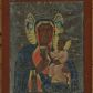 Zdjęcie nr 1: Obraz w kształcie stojącego prostokąta przedstawiający Matkę Boską Częstochowską ukazaną w półpostaci z Dzieciątkiem Jezus na lewym reku i prawą ręką złożoną na piersiach. Maria ubrana jest w ciemnozieloną suknię oraz niebieski maforion z czerwoną podszewką. Chrystus ubrany jest w długą, jasnoróżową sukienkę. Szaty obwiedzione są złotymi lamówkami. Maria i Dzieciątko mają na głowach założone korony, zdobione szlachetnymi kamieniami, a wokół głów złote i koliste nimby, wypełnione trójkątnymi promieniami. Korona Marii jest podtrzymywana przez parę aniołków w niebieskich tunikach. Twarze o ciemnej karnacji z dużymi oczami, wąskimi ustami o wyraźnie podkreślonych łukach brwiowych. Na prawym policzku Matki Boskiej dwie cienkie blizny. Tło w kolorze czarnym, wokół głów postaci rozmieszczonych jest dwanaście złotych gwiazd. U dołu obrazu napis: „Pod Twoja obronę uciekamy się Święta Boża Rodzi(cielko)”. Rama prosta, drewniana, pomalowana farbą olejną w kolorze brązowym. 
