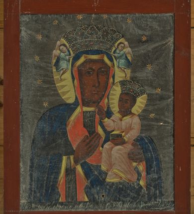 Zdjęcie nr 1: Obraz w kształcie stojącego prostokąta przedstawiający Matkę Boską Częstochowską ukazaną w półpostaci z Dzieciątkiem Jezus na lewym reku i prawą ręką złożoną na piersiach. Maria ubrana jest w ciemnozieloną suknię oraz niebieski maforion z czerwoną podszewką. Chrystus ubrany jest w długą, jasnoróżową sukienkę. Szaty obwiedzione są złotymi lamówkami. Maria i Dzieciątko mają na głowach założone korony, zdobione szlachetnymi kamieniami, a wokół głów złote i koliste nimby, wypełnione trójkątnymi promieniami. Korona Marii jest podtrzymywana przez parę aniołków w niebieskich tunikach. Twarze o ciemnej karnacji z dużymi oczami, wąskimi ustami o wyraźnie podkreślonych łukach brwiowych. Na prawym policzku Matki Boskiej dwie cienkie blizny. Tło w kolorze czarnym, wokół głów postaci rozmieszczonych jest dwanaście złotych gwiazd. U dołu obrazu napis: „Pod Twoja obronę uciekamy się Święta Boża Rodzi(cielko)”. Rama prosta, drewniana, pomalowana farbą olejną w kolorze brązowym. 
