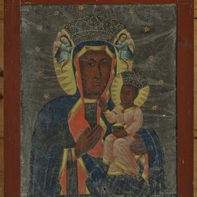 Zdjęcie nr 1: Obraz w kształcie stojącego prostokąta przedstawiający Matkę Boską Częstochowską ukazaną w półpostaci z Dzieciątkiem Jezus na lewym reku i prawą ręką złożoną na piersiach. Maria ubrana jest w ciemnozieloną suknię oraz niebieski maforion z czerwoną podszewką. Chrystus ubrany jest w długą, jasnoróżową sukienkę. Szaty obwiedzione są złotymi lamówkami. Maria i Dzieciątko mają na głowach założone korony, zdobione szlachetnymi kamieniami, a wokół głów złote i koliste nimby, wypełnione trójkątnymi promieniami. Korona Marii jest podtrzymywana przez parę aniołków w niebieskich tunikach. Twarze o ciemnej karnacji z dużymi oczami, wąskimi ustami o wyraźnie podkreślonych łukach brwiowych. Na prawym policzku Matki Boskiej dwie cienkie blizny. Tło w kolorze czarnym, wokół głów postaci rozmieszczonych jest dwanaście złotych gwiazd. U dołu obrazu napis: „Pod Twoja obronę uciekamy się Święta Boża Rodzi(cielko)”. Rama prosta, drewniana, pomalowana farbą olejną w kolorze brązowym. 
