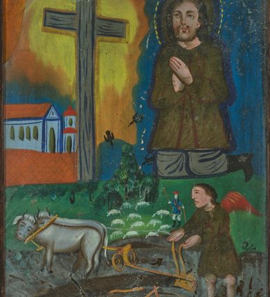 Zdjęcie nr 2: Obraz przedstawiający św. Izydora Oracza w kształcie stojącego prostokąta, podzielony na dwie strefy.  W dolnej strefie został ukazany anioł orzący pole za pomocą pary wołów i pługa. Anioł ubrany jest ciemnozieloną tunikę, ma również czerwone skrzydła. Powyżej ukazana jest niewielka scenka rodzajowa przedstawiająca pasterza, ubranego w strój krakowski: niebieską sukmanę i czerwony kapelusz, stado białych owieczek oraz latające wrony. W górnej strefie obrazu, po prawej stronie został ukazany św. Izydor, który klęczy przed przydrożnym krzyżem ze złożonymi w geście modlitwy rękami. Święty ubrany jest w brunatno-zieloną sukmanę, szare spodnie i czarne buty z wysokimi cholewami. Twarz z dużymi oczami, krótkim zarostem okolona długimi i brązowymi włosami. Wokół głowy ma trójstrefowy nimb: brązowy kolisty, niebieski okrągły i żółty utworzony z przerywanej kreski. Sylwetki postaci, draperie oraz brzegi szat oddane są konturem i wypełnione płaską plamą barwną. Po lewej stronie obrazu widoczne murowane zabudowania z jasnobrązowymi dachami. Krzyż prosty, a wokół jego ramion jest namalowana żółto-pomarańczowa poświata. Tło obrazu jednolite, niebieskie. Rama drewniana, prosta, pokryta bejcą. 
