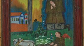 Zdjęcie nr 1: Obraz przedstawiający św. Izydora Oracza w kształcie stojącego prostokąta, podzielony na dwie strefy.  W dolnej strefie został ukazany anioł orzący pole za pomocą pary wołów i pługa. Anioł ubrany jest ciemnozieloną tunikę, ma również czerwone skrzydła. Powyżej ukazana jest niewielka scenka rodzajowa przedstawiająca pasterza, ubranego w strój krakowski: niebieską sukmanę i czerwony kapelusz, stado białych owieczek oraz latające wrony. W górnej strefie obrazu, po prawej stronie został ukazany św. Izydor, który klęczy przed przydrożnym krzyżem ze złożonymi w geście modlitwy rękami. Święty ubrany jest w brunatno-zieloną sukmanę, szare spodnie i czarne buty z wysokimi cholewami. Twarz z dużymi oczami, krótkim zarostem okolona długimi i brązowymi włosami. Wokół głowy ma trójstrefowy nimb: brązowy kolisty, niebieski okrągły i żółty utworzony z przerywanej kreski. Sylwetki postaci, draperie oraz brzegi szat oddane są konturem i wypełnione płaską plamą barwną. Po lewej stronie obrazu widoczne murowane zabudowania z jasnobrązowymi dachami. Krzyż prosty, a wokół jego ramion jest namalowana żółto-pomarańczowa poświata. Tło obrazu jednolite, niebieskie. Rama drewniana, prosta, pokryta bejcą. 
