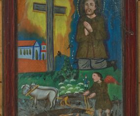 Zdjęcie nr 1: Obraz przedstawiający św. Izydora Oracza w kształcie stojącego prostokąta, podzielony na dwie strefy.  W dolnej strefie został ukazany anioł orzący pole za pomocą pary wołów i pługa. Anioł ubrany jest ciemnozieloną tunikę, ma również czerwone skrzydła. Powyżej ukazana jest niewielka scenka rodzajowa przedstawiająca pasterza, ubranego w strój krakowski: niebieską sukmanę i czerwony kapelusz, stado białych owieczek oraz latające wrony. W górnej strefie obrazu, po prawej stronie został ukazany św. Izydor, który klęczy przed przydrożnym krzyżem ze złożonymi w geście modlitwy rękami. Święty ubrany jest w brunatno-zieloną sukmanę, szare spodnie i czarne buty z wysokimi cholewami. Twarz z dużymi oczami, krótkim zarostem okolona długimi i brązowymi włosami. Wokół głowy ma trójstrefowy nimb: brązowy kolisty, niebieski okrągły i żółty utworzony z przerywanej kreski. Sylwetki postaci, draperie oraz brzegi szat oddane są konturem i wypełnione płaską plamą barwną. Po lewej stronie obrazu widoczne murowane zabudowania z jasnobrązowymi dachami. Krzyż prosty, a wokół jego ramion jest namalowana żółto-pomarańczowa poświata. Tło obrazu jednolite, niebieskie. Rama drewniana, prosta, pokryta bejcą. 
