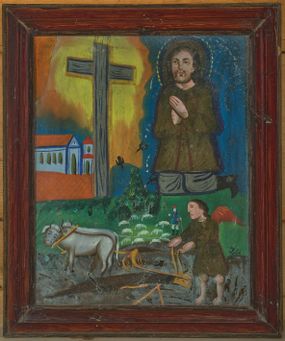 Zdjęcie nr 1: Obraz przedstawiający św. Izydora Oracza w kształcie stojącego prostokąta, podzielony na dwie strefy.  W dolnej strefie został ukazany anioł orzący pole za pomocą pary wołów i pługa. Anioł ubrany jest ciemnozieloną tunikę, ma również czerwone skrzydła. Powyżej ukazana jest niewielka scenka rodzajowa przedstawiająca pasterza, ubranego w strój krakowski: niebieską sukmanę i czerwony kapelusz, stado białych owieczek oraz latające wrony. W górnej strefie obrazu, po prawej stronie został ukazany św. Izydor, który klęczy przed przydrożnym krzyżem ze złożonymi w geście modlitwy rękami. Święty ubrany jest w brunatno-zieloną sukmanę, szare spodnie i czarne buty z wysokimi cholewami. Twarz z dużymi oczami, krótkim zarostem okolona długimi i brązowymi włosami. Wokół głowy ma trójstrefowy nimb: brązowy kolisty, niebieski okrągły i żółty utworzony z przerywanej kreski. Sylwetki postaci, draperie oraz brzegi szat oddane są konturem i wypełnione płaską plamą barwną. Po lewej stronie obrazu widoczne murowane zabudowania z jasnobrązowymi dachami. Krzyż prosty, a wokół jego ramion jest namalowana żółto-pomarańczowa poświata. Tło obrazu jednolite, niebieskie. Rama drewniana, prosta, pokryta bejcą. 
