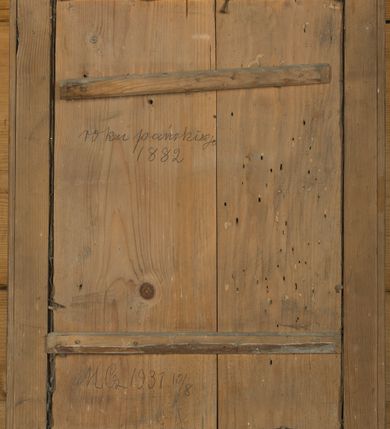 Zdjęcie nr 3: Obraz w kształcie pionowego prostokąta z przedstawieniem św. Rozalii. W centrum kompozycji święta została ukazana w półpostaci z głową delikatnie przechyloną na prawe ramię. Święta ma ręce ugięte w łokciach, skrzyżowane na wysokości talii, prawą wspiera na czaszce, a w lewej trzyma gałązkę z pękami różowych kwiatów lilii. Palec wskazujący prawej ręki ma wyprostowany, skierowany w kierunku prawego, dolnego naroża obrazu. Ubrana jest w szarą suknię oraz szary płaszcz zdobiony pomarańczowymi kolistymi kwiatami z zielonymi listkami. Szaty zdobione są konturowaną niebieską kreską oraz drobnymi kwiatkami w kształcie czterech bordowych kropek. Twarz pełna o jasnej karnacji z szerokim nosem, niebieskimi oczami, czerwonymi ustami i wysokim czołem. Włosy długie, ciemnobrązowe, opadające na plecy. Na głowie święta ma złożony wianek z czerwonych i niebieskich róż, a wokół niej szary nimb, okolony zielono-czarnym konturem. W lewym dolnym narożu obrazu znajduje się sumarycznie ukazana skała, na której leży czaszka. Tło o intensywnych barwach, po prawej stronie ciemnoniebieskie z wysoką żółtą trawą, natomiast po prawej stronie rozświetlone na żółto wychodzącymi z lewego górnego naroża obrazu promieniami. Ramą prosta, drewniana, bejcowana. 