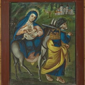 Zdjęcie nr 1: Obraz w kształcie stojącego prostokąta przedstawiający scenę Ucieczki do Egiptu. Po lewej stronie obrazu na siwym osiołku siedzi Matka Boska karmiąca Dzieciątko Jezus. Maria została ukazana frontalnie w pozycji siedzącej z głową delikatnie przechyloną na lewe ramię, lewą ręką otula Dzieciątko, a prawą przytrzymuje pierś. Ubrana jest jasnoczerwoną suknię z głębokim dekoltem, odsłaniającym białą koszulę oraz niebieski płaszcz założony na głowę i otulający całą sylwetkę. Maria ma pełną twarz z małymi ustami, dużym nosem, dużymi oczami i wyraźnie zarysowanymi, półkolistymi łukami brwiowymi. Wokół głowy ma złoty i promienisty nimb. Spod jej sukni widoczny jest żółty bucik. Po prawej stronie obrazu został ukazany św. Józef, widoczny z prawego profilu, który lewą ręką trzyma osiołka za uzdę, a prawą ugiętą w łokciu dźwiga piłę stolarską założoną na ramię, na której jest zawieszony jest wiklinowy koszyk, wypełniony narzędziami stolarskimi. Święty ubrany jest w długą, niebieską suknię; żółty płaszcz odsłaniający prawe ramię, przewiązany z przodu; sandały na stopach oraz czarny kapelusz na głowie. Ma podłużną twarz z dużymi oczami i krótką siwą brodę, a wokół głowy biały i okrągły nimb. Całość ukazana jest na tle zielonego pejzażu, w górnym prawym narożu obrazu widać świątynię chrześcijańską. Obraz obwiedziony jest dookoła czarnym konturem. Rama prosta, drewniana, pomalowana farbą olejną w kolorze brązowym.

Na odwrociu, u góry, na ramie znajduje się napis: „R(oku) 1857 20 maja ofiarował ten obraz Józef Dudzikowski / wierny sługa i przyjaciel rodziny Czaplickich, Waligórskich, Jagielskich i Zubrzyckich”, a poniżej drugi napis, pisany białą kredą: „1857 roku ofiarował / Józef / Dudzikow/ski dnia / 20 maja”.