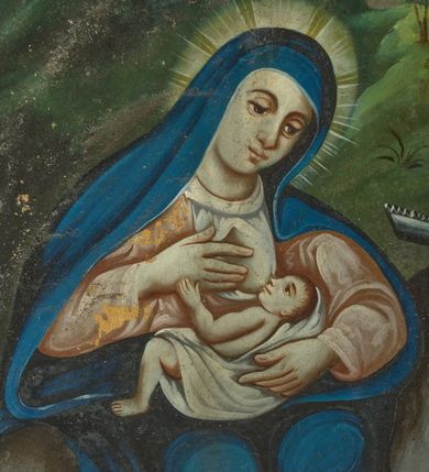 Zdjęcie nr 5: Obraz w kształcie stojącego prostokąta przedstawiający scenę Ucieczki do Egiptu. Po lewej stronie obrazu na siwym osiołku siedzi Matka Boska karmiąca Dzieciątko Jezus. Maria została ukazana frontalnie w pozycji siedzącej z głową delikatnie przechyloną na lewe ramię, lewą ręką otula Dzieciątko, a prawą przytrzymuje pierś. Ubrana jest jasnoczerwoną suknię z głębokim dekoltem, odsłaniającym białą koszulę oraz niebieski płaszcz założony na głowę i otulający całą sylwetkę. Maria ma pełną twarz z małymi ustami, dużym nosem, dużymi oczami i wyraźnie zarysowanymi, półkolistymi łukami brwiowymi. Wokół głowy ma złoty i promienisty nimb. Spod jej sukni widoczny jest żółty bucik. Po prawej stronie obrazu został ukazany św. Józef, widoczny z prawego profilu, który lewą ręką trzyma osiołka za uzdę, a prawą ugiętą w łokciu dźwiga piłę stolarską założoną na ramię, na której jest zawieszony jest wiklinowy koszyk, wypełniony narzędziami stolarskimi. Święty ubrany jest w długą, niebieską suknię; żółty płaszcz odsłaniający prawe ramię, przewiązany z przodu; sandały na stopach oraz czarny kapelusz na głowie. Ma podłużną twarz z dużymi oczami i krótką siwą brodę, a wokół głowy biały i okrągły nimb. Całość ukazana jest na tle zielonego pejzażu, w górnym prawym narożu obrazu widać świątynię chrześcijańską. Obraz obwiedziony jest dookoła czarnym konturem. Rama prosta, drewniana, pomalowana farbą olejną w kolorze brązowym.

Na odwrociu, u góry, na ramie znajduje się napis: „R(oku) 1857 20 maja ofiarował ten obraz Józef Dudzikowski / wierny sługa i przyjaciel rodziny Czaplickich, Waligórskich, Jagielskich i Zubrzyckich”, a poniżej drugi napis, pisany białą kredą: „1857 roku ofiarował / Józef / Dudzikow/ski dnia / 20 maja”.