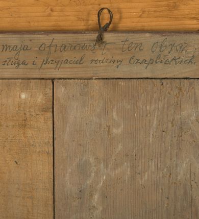 Zdjęcie nr 8: Obraz w kształcie stojącego prostokąta przedstawiający scenę Ucieczki do Egiptu. Po lewej stronie obrazu na siwym osiołku siedzi Matka Boska karmiąca Dzieciątko Jezus. Maria została ukazana frontalnie w pozycji siedzącej z głową delikatnie przechyloną na lewe ramię, lewą ręką otula Dzieciątko, a prawą przytrzymuje pierś. Ubrana jest jasnoczerwoną suknię z głębokim dekoltem, odsłaniającym białą koszulę oraz niebieski płaszcz założony na głowę i otulający całą sylwetkę. Maria ma pełną twarz z małymi ustami, dużym nosem, dużymi oczami i wyraźnie zarysowanymi, półkolistymi łukami brwiowymi. Wokół głowy ma złoty i promienisty nimb. Spod jej sukni widoczny jest żółty bucik. Po prawej stronie obrazu został ukazany św. Józef, widoczny z prawego profilu, który lewą ręką trzyma osiołka za uzdę, a prawą ugiętą w łokciu dźwiga piłę stolarską założoną na ramię, na której jest zawieszony jest wiklinowy koszyk, wypełniony narzędziami stolarskimi. Święty ubrany jest w długą, niebieską suknię; żółty płaszcz odsłaniający prawe ramię, przewiązany z przodu; sandały na stopach oraz czarny kapelusz na głowie. Ma podłużną twarz z dużymi oczami i krótką siwą brodę, a wokół głowy biały i okrągły nimb. Całość ukazana jest na tle zielonego pejzażu, w górnym prawym narożu obrazu widać świątynię chrześcijańską. Obraz obwiedziony jest dookoła czarnym konturem. Rama prosta, drewniana, pomalowana farbą olejną w kolorze brązowym.

Na odwrociu, u góry, na ramie znajduje się napis: „R(oku) 1857 20 maja ofiarował ten obraz Józef Dudzikowski / wierny sługa i przyjaciel rodziny Czaplickich, Waligórskich, Jagielskich i Zubrzyckich”, a poniżej drugi napis, pisany białą kredą: „1857 roku ofiarował / Józef / Dudzikow/ski dnia / 20 maja”.