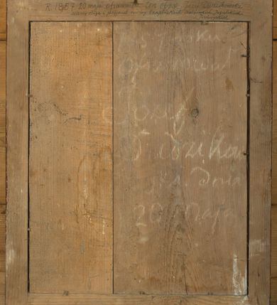 Zdjęcie nr 9: Obraz w kształcie stojącego prostokąta przedstawiający scenę Ucieczki do Egiptu. Po lewej stronie obrazu na siwym osiołku siedzi Matka Boska karmiąca Dzieciątko Jezus. Maria została ukazana frontalnie w pozycji siedzącej z głową delikatnie przechyloną na lewe ramię, lewą ręką otula Dzieciątko, a prawą przytrzymuje pierś. Ubrana jest jasnoczerwoną suknię z głębokim dekoltem, odsłaniającym białą koszulę oraz niebieski płaszcz założony na głowę i otulający całą sylwetkę. Maria ma pełną twarz z małymi ustami, dużym nosem, dużymi oczami i wyraźnie zarysowanymi, półkolistymi łukami brwiowymi. Wokół głowy ma złoty i promienisty nimb. Spod jej sukni widoczny jest żółty bucik. Po prawej stronie obrazu został ukazany św. Józef, widoczny z prawego profilu, który lewą ręką trzyma osiołka za uzdę, a prawą ugiętą w łokciu dźwiga piłę stolarską założoną na ramię, na której jest zawieszony jest wiklinowy koszyk, wypełniony narzędziami stolarskimi. Święty ubrany jest w długą, niebieską suknię; żółty płaszcz odsłaniający prawe ramię, przewiązany z przodu; sandały na stopach oraz czarny kapelusz na głowie. Ma podłużną twarz z dużymi oczami i krótką siwą brodę, a wokół głowy biały i okrągły nimb. Całość ukazana jest na tle zielonego pejzażu, w górnym prawym narożu obrazu widać świątynię chrześcijańską. Obraz obwiedziony jest dookoła czarnym konturem. Rama prosta, drewniana, pomalowana farbą olejną w kolorze brązowym.

Na odwrociu, u góry, na ramie znajduje się napis: „R(oku) 1857 20 maja ofiarował ten obraz Józef Dudzikowski / wierny sługa i przyjaciel rodziny Czaplickich, Waligórskich, Jagielskich i Zubrzyckich”, a poniżej drugi napis, pisany białą kredą: „1857 roku ofiarował / Józef / Dudzikow/ski dnia / 20 maja”.