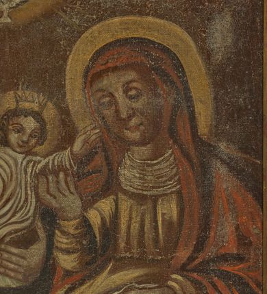 Zdjęcie nr 4: Obraz w kształcie stojącego prostokąta ujęty prostą, drewnianą ramą z przedstawieniem św. Anny Samotrzeć. Na obrazie zostały ukazane: po prawej stronie św. Anna, a po lewej Matka Boska, obie zwrócone ku sobie, siedzące na drewnianych krzesłach z podłokietnikami. Pośrodku znajduje się Dzieciątko Jezus siedzące na ręku Matki Boskiej. Święta Anna jest delikatnie pochylona w stronę Dzieciątka, lewą rękę ma położoną na kolanach na białej chusteczce, a prawą ujmuje Jezusa za rączkę. Ubrana jest w jasnobrązową suknię przepasaną w talii oraz czerwony płaszcz założony na głowę i spływający na plecy oraz ramiona; wokół szyi ma drapowaną, białą chustę. Święta ma owalną twarz o delikatnych rysach z niedużymi oczami, długim nosem i wąskimi ustami. Po lewej stronie obrazu Maria podtrzymuje obiema rękami Dzieciątko Jezus. Ubrana jest w długą, jasnoróżową suknię z długimi rękawami oraz ciemnoniebieski płaszcz założony na plecy i spływający na kolana, na głowie ma założoną złotą, otwartą koronę. Ma pełną twarz, głęboko osadzone oczy, które są okolone wąskimi łukami brwiowymi, długi i szeroki nos oraz małe usta. Włosy długie, kręcone, ciemnobrązowe z przedziałkiem pośrodku, spływające na ramiona i plecy. Dzieciątko z rozłożonymi szeroko na boki rączkami ukazane jest frontalnie w pozycji siedzącej z nóżkami skierowanymi w prawo. Ma okrągłą twarz o dziecięcych rysach, włosy krótkie i kędzierzawe, a na głowie ma założoną otwartą koronę. Ubrane jest w długą, białą sukienkę silnie marszczoną w pionowe fałdy. Wokół głów Matka Boska, św. Anna i Dzieciątko mają koliste i złocone nimby. W górnej części obrazu na tle złocistej glorii znajduje się biała gołębica Ducha Świętego z rozpostartymi szeroko skrzydłami. Tło obrazu ciemnobrunatne. Rama prosta, drewniana.