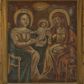 Zdjęcie nr 1: Obraz w kształcie stojącego prostokąta ujęty prostą, drewnianą ramą z przedstawieniem św. Anny Samotrzeć. Na obrazie zostały ukazane: po prawej stronie św. Anna, a po lewej Matka Boska, obie zwrócone ku sobie, siedzące na drewnianych krzesłach z podłokietnikami. Pośrodku znajduje się Dzieciątko Jezus siedzące na ręku Matki Boskiej. Święta Anna jest delikatnie pochylona w stronę Dzieciątka, lewą rękę ma położoną na kolanach na białej chusteczce, a prawą ujmuje Jezusa za rączkę. Ubrana jest w jasnobrązową suknię przepasaną w talii oraz czerwony płaszcz założony na głowę i spływający na plecy oraz ramiona; wokół szyi ma drapowaną, białą chustę. Święta ma owalną twarz o delikatnych rysach z niedużymi oczami, długim nosem i wąskimi ustami. Po lewej stronie obrazu Maria podtrzymuje obiema rękami Dzieciątko Jezus. Ubrana jest w długą, jasnoróżową suknię z długimi rękawami oraz ciemnoniebieski płaszcz założony na plecy i spływający na kolana, na głowie ma założoną złotą, otwartą koronę. Ma pełną twarz, głęboko osadzone oczy, które są okolone wąskimi łukami brwiowymi, długi i szeroki nos oraz małe usta. Włosy długie, kręcone, ciemnobrązowe z przedziałkiem pośrodku, spływające na ramiona i plecy. Dzieciątko z rozłożonymi szeroko na boki rączkami ukazane jest frontalnie w pozycji siedzącej z nóżkami skierowanymi w prawo. Ma okrągłą twarz o dziecięcych rysach, włosy krótkie i kędzierzawe, a na głowie ma założoną otwartą koronę. Ubrane jest w długą, białą sukienkę silnie marszczoną w pionowe fałdy. Wokół głów Matka Boska, św. Anna i Dzieciątko mają koliste i złocone nimby. W górnej części obrazu na tle złocistej glorii znajduje się biała gołębica Ducha Świętego z rozpostartymi szeroko skrzydłami. Tło obrazu ciemnobrunatne. Rama prosta, drewniana.