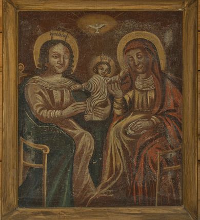 Zdjęcie nr 1: Obraz w kształcie stojącego prostokąta ujęty prostą, drewnianą ramą z przedstawieniem św. Anny Samotrzeć. Na obrazie zostały ukazane: po prawej stronie św. Anna, a po lewej Matka Boska, obie zwrócone ku sobie, siedzące na drewnianych krzesłach z podłokietnikami. Pośrodku znajduje się Dzieciątko Jezus siedzące na ręku Matki Boskiej. Święta Anna jest delikatnie pochylona w stronę Dzieciątka, lewą rękę ma położoną na kolanach na białej chusteczce, a prawą ujmuje Jezusa za rączkę. Ubrana jest w jasnobrązową suknię przepasaną w talii oraz czerwony płaszcz założony na głowę i spływający na plecy oraz ramiona; wokół szyi ma drapowaną, białą chustę. Święta ma owalną twarz o delikatnych rysach z niedużymi oczami, długim nosem i wąskimi ustami. Po lewej stronie obrazu Maria podtrzymuje obiema rękami Dzieciątko Jezus. Ubrana jest w długą, jasnoróżową suknię z długimi rękawami oraz ciemnoniebieski płaszcz założony na plecy i spływający na kolana, na głowie ma założoną złotą, otwartą koronę. Ma pełną twarz, głęboko osadzone oczy, które są okolone wąskimi łukami brwiowymi, długi i szeroki nos oraz małe usta. Włosy długie, kręcone, ciemnobrązowe z przedziałkiem pośrodku, spływające na ramiona i plecy. Dzieciątko z rozłożonymi szeroko na boki rączkami ukazane jest frontalnie w pozycji siedzącej z nóżkami skierowanymi w prawo. Ma okrągłą twarz o dziecięcych rysach, włosy krótkie i kędzierzawe, a na głowie ma założoną otwartą koronę. Ubrane jest w długą, białą sukienkę silnie marszczoną w pionowe fałdy. Wokół głów Matka Boska, św. Anna i Dzieciątko mają koliste i złocone nimby. W górnej części obrazu na tle złocistej glorii znajduje się biała gołębica Ducha Świętego z rozpostartymi szeroko skrzydłami. Tło obrazu ciemnobrunatne. Rama prosta, drewniana.