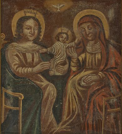 Zdjęcie nr 2: Obraz w kształcie stojącego prostokąta ujęty prostą, drewnianą ramą z przedstawieniem św. Anny Samotrzeć. Na obrazie zostały ukazane: po prawej stronie św. Anna, a po lewej Matka Boska, obie zwrócone ku sobie, siedzące na drewnianych krzesłach z podłokietnikami. Pośrodku znajduje się Dzieciątko Jezus siedzące na ręku Matki Boskiej. Święta Anna jest delikatnie pochylona w stronę Dzieciątka, lewą rękę ma położoną na kolanach na białej chusteczce, a prawą ujmuje Jezusa za rączkę. Ubrana jest w jasnobrązową suknię przepasaną w talii oraz czerwony płaszcz założony na głowę i spływający na plecy oraz ramiona; wokół szyi ma drapowaną, białą chustę. Święta ma owalną twarz o delikatnych rysach z niedużymi oczami, długim nosem i wąskimi ustami. Po lewej stronie obrazu Maria podtrzymuje obiema rękami Dzieciątko Jezus. Ubrana jest w długą, jasnoróżową suknię z długimi rękawami oraz ciemnoniebieski płaszcz założony na plecy i spływający na kolana, na głowie ma założoną złotą, otwartą koronę. Ma pełną twarz, głęboko osadzone oczy, które są okolone wąskimi łukami brwiowymi, długi i szeroki nos oraz małe usta. Włosy długie, kręcone, ciemnobrązowe z przedziałkiem pośrodku, spływające na ramiona i plecy. Dzieciątko z rozłożonymi szeroko na boki rączkami ukazane jest frontalnie w pozycji siedzącej z nóżkami skierowanymi w prawo. Ma okrągłą twarz o dziecięcych rysach, włosy krótkie i kędzierzawe, a na głowie ma założoną otwartą koronę. Ubrane jest w długą, białą sukienkę silnie marszczoną w pionowe fałdy. Wokół głów Matka Boska, św. Anna i Dzieciątko mają koliste i złocone nimby. W górnej części obrazu na tle złocistej glorii znajduje się biała gołębica Ducha Świętego z rozpostartymi szeroko skrzydłami. Tło obrazu ciemnobrunatne. Rama prosta, drewniana.