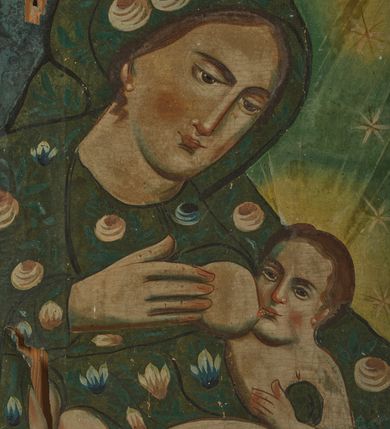 Zdjęcie nr 4: Obraz w kształcie pionowego prostokąta z przedstawieniem Matki Boskiej Karmiącej. W centrum kompozycji została ukazana Maria w półpostaci z głową przechyloną na lewe ramię. W lewej dłoni trzyma Dzieciątko Jezus, a prawą przytrzymuje pierś, którą go karmi. Ubrana jest w zielone szaty: suknię oraz płaszcz zdobione jasnoczerwonymi i kolistymi różami, niebieskimi tulipanami oraz zielonymi listkami. Szaty obwiedzione są czarnym konturem, w środku malowane płaską plamą barwną, bez cieniowania. Twarz Marii pełna o jasnej karnacji  z zaróżowionymi policzkami z długim nosem i małymi ustami. Włosy długie, ciemnobrązowe, schowane pod welonem. Dzieciątko ponad naturalnych rozmiarów z odkrytymi ramionami i kolanami. Tło po lewej stronie obrazu ciemnoniebieskie, a po prawej zielone z żółtym nimbem wokół głowy Dzieciątka oraz żółtym fragmentem w prawym, górnym narożu. Wokół głów postaci rozmieszczonych jest jednaście, dużych i złotych gwiazd. Rama prosta, drewniana i bejcowana. 