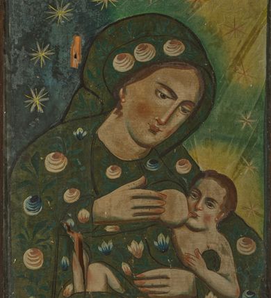 Zdjęcie nr 2: Obraz w kształcie pionowego prostokąta z przedstawieniem Matki Boskiej Karmiącej. W centrum kompozycji została ukazana Maria w półpostaci z głową przechyloną na lewe ramię. W lewej dłoni trzyma Dzieciątko Jezus, a prawą przytrzymuje pierś, którą go karmi. Ubrana jest w zielone szaty: suknię oraz płaszcz zdobione jasnoczerwonymi i kolistymi różami, niebieskimi tulipanami oraz zielonymi listkami. Szaty obwiedzione są czarnym konturem, w środku malowane płaską plamą barwną, bez cieniowania. Twarz Marii pełna o jasnej karnacji  z zaróżowionymi policzkami z długim nosem i małymi ustami. Włosy długie, ciemnobrązowe, schowane pod welonem. Dzieciątko ponad naturalnych rozmiarów z odkrytymi ramionami i kolanami. Tło po lewej stronie obrazu ciemnoniebieskie, a po prawej zielone z żółtym nimbem wokół głowy Dzieciątka oraz żółtym fragmentem w prawym, górnym narożu. Wokół głów postaci rozmieszczonych jest jednaście, dużych i złotych gwiazd. Rama prosta, drewniana i bejcowana. 