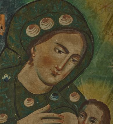 Zdjęcie nr 3: Obraz w kształcie pionowego prostokąta z przedstawieniem Matki Boskiej Karmiącej. W centrum kompozycji została ukazana Maria w półpostaci z głową przechyloną na lewe ramię. W lewej dłoni trzyma Dzieciątko Jezus, a prawą przytrzymuje pierś, którą go karmi. Ubrana jest w zielone szaty: suknię oraz płaszcz zdobione jasnoczerwonymi i kolistymi różami, niebieskimi tulipanami oraz zielonymi listkami. Szaty obwiedzione są czarnym konturem, w środku malowane płaską plamą barwną, bez cieniowania. Twarz Marii pełna o jasnej karnacji  z zaróżowionymi policzkami z długim nosem i małymi ustami. Włosy długie, ciemnobrązowe, schowane pod welonem. Dzieciątko ponad naturalnych rozmiarów z odkrytymi ramionami i kolanami. Tło po lewej stronie obrazu ciemnoniebieskie, a po prawej zielone z żółtym nimbem wokół głowy Dzieciątka oraz żółtym fragmentem w prawym, górnym narożu. Wokół głów postaci rozmieszczonych jest jednaście, dużych i złotych gwiazd. Rama prosta, drewniana i bejcowana. 