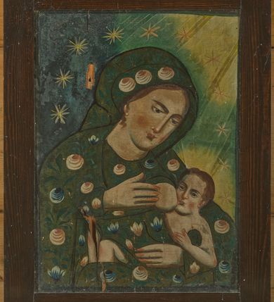 Zdjęcie nr 1: Obraz w kształcie pionowego prostokąta z przedstawieniem Matki Boskiej Karmiącej. W centrum kompozycji została ukazana Maria w półpostaci z głową przechyloną na lewe ramię. W lewej dłoni trzyma Dzieciątko Jezus, a prawą przytrzymuje pierś, którą go karmi. Ubrana jest w zielone szaty: suknię oraz płaszcz zdobione jasnoczerwonymi i kolistymi różami, niebieskimi tulipanami oraz zielonymi listkami. Szaty obwiedzione są czarnym konturem, w środku malowane płaską plamą barwną, bez cieniowania. Twarz Marii pełna o jasnej karnacji  z zaróżowionymi policzkami z długim nosem i małymi ustami. Włosy długie, ciemnobrązowe, schowane pod welonem. Dzieciątko ponad naturalnych rozmiarów z odkrytymi ramionami i kolanami. Tło po lewej stronie obrazu ciemnoniebieskie, a po prawej zielone z żółtym nimbem wokół głowy Dzieciątka oraz żółtym fragmentem w prawym, górnym narożu. Wokół głów postaci rozmieszczonych jest jednaście, dużych i złotych gwiazd. Rama prosta, drewniana i bejcowana. 