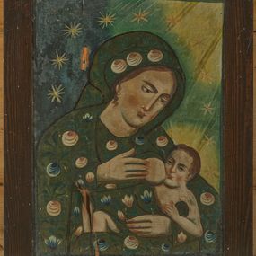 Zdjęcie nr 1: Obraz w kształcie pionowego prostokąta z przedstawieniem Matki Boskiej Karmiącej. W centrum kompozycji została ukazana Maria w półpostaci z głową przechyloną na lewe ramię. W lewej dłoni trzyma Dzieciątko Jezus, a prawą przytrzymuje pierś, którą go karmi. Ubrana jest w zielone szaty: suknię oraz płaszcz zdobione jasnoczerwonymi i kolistymi różami, niebieskimi tulipanami oraz zielonymi listkami. Szaty obwiedzione są czarnym konturem, w środku malowane płaską plamą barwną, bez cieniowania. Twarz Marii pełna o jasnej karnacji  z zaróżowionymi policzkami z długim nosem i małymi ustami. Włosy długie, ciemnobrązowe, schowane pod welonem. Dzieciątko ponad naturalnych rozmiarów z odkrytymi ramionami i kolanami. Tło po lewej stronie obrazu ciemnoniebieskie, a po prawej zielone z żółtym nimbem wokół głowy Dzieciątka oraz żółtym fragmentem w prawym, górnym narożu. Wokół głów postaci rozmieszczonych jest jednaście, dużych i złotych gwiazd. Rama prosta, drewniana i bejcowana. 