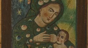 Zdjęcie nr 1: Obraz w kształcie pionowego prostokąta z przedstawieniem Matki Boskiej Karmiącej. W centrum kompozycji została ukazana Maria w półpostaci z głową przechyloną na lewe ramię. W lewej dłoni trzyma Dzieciątko Jezus, a prawą przytrzymuje pierś, którą go karmi. Ubrana jest w zielone szaty: suknię oraz płaszcz zdobione jasnoczerwonymi i kolistymi różami, niebieskimi tulipanami oraz zielonymi listkami. Szaty obwiedzione są czarnym konturem, w środku malowane płaską plamą barwną, bez cieniowania. Twarz Marii pełna o jasnej karnacji  z zaróżowionymi policzkami z długim nosem i małymi ustami. Włosy długie, ciemnobrązowe, schowane pod welonem. Dzieciątko ponad naturalnych rozmiarów z odkrytymi ramionami i kolanami. Tło po lewej stronie obrazu ciemnoniebieskie, a po prawej zielone z żółtym nimbem wokół głowy Dzieciątka oraz żółtym fragmentem w prawym, górnym narożu. Wokół głów postaci rozmieszczonych jest jednaście, dużych i złotych gwiazd. Rama prosta, drewniana i bejcowana. 