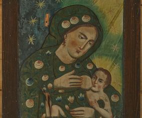 Zdjęcie nr 1: Obraz w kształcie pionowego prostokąta z przedstawieniem Matki Boskiej Karmiącej. W centrum kompozycji została ukazana Maria w półpostaci z głową przechyloną na lewe ramię. W lewej dłoni trzyma Dzieciątko Jezus, a prawą przytrzymuje pierś, którą go karmi. Ubrana jest w zielone szaty: suknię oraz płaszcz zdobione jasnoczerwonymi i kolistymi różami, niebieskimi tulipanami oraz zielonymi listkami. Szaty obwiedzione są czarnym konturem, w środku malowane płaską plamą barwną, bez cieniowania. Twarz Marii pełna o jasnej karnacji  z zaróżowionymi policzkami z długim nosem i małymi ustami. Włosy długie, ciemnobrązowe, schowane pod welonem. Dzieciątko ponad naturalnych rozmiarów z odkrytymi ramionami i kolanami. Tło po lewej stronie obrazu ciemnoniebieskie, a po prawej zielone z żółtym nimbem wokół głowy Dzieciątka oraz żółtym fragmentem w prawym, górnym narożu. Wokół głów postaci rozmieszczonych jest jednaście, dużych i złotych gwiazd. Rama prosta, drewniana i bejcowana. 