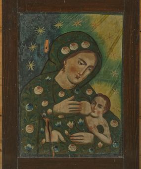 Zdjęcie nr 1: Obraz w kształcie pionowego prostokąta z przedstawieniem Matki Boskiej Karmiącej. W centrum kompozycji została ukazana Maria w półpostaci z głową przechyloną na lewe ramię. W lewej dłoni trzyma Dzieciątko Jezus, a prawą przytrzymuje pierś, którą go karmi. Ubrana jest w zielone szaty: suknię oraz płaszcz zdobione jasnoczerwonymi i kolistymi różami, niebieskimi tulipanami oraz zielonymi listkami. Szaty obwiedzione są czarnym konturem, w środku malowane płaską plamą barwną, bez cieniowania. Twarz Marii pełna o jasnej karnacji  z zaróżowionymi policzkami z długim nosem i małymi ustami. Włosy długie, ciemnobrązowe, schowane pod welonem. Dzieciątko ponad naturalnych rozmiarów z odkrytymi ramionami i kolanami. Tło po lewej stronie obrazu ciemnoniebieskie, a po prawej zielone z żółtym nimbem wokół głowy Dzieciątka oraz żółtym fragmentem w prawym, górnym narożu. Wokół głów postaci rozmieszczonych jest jednaście, dużych i złotych gwiazd. Rama prosta, drewniana i bejcowana. 