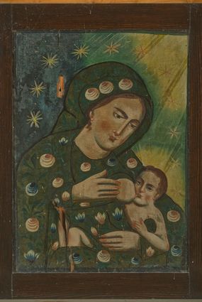 Zdjęcie nr 1: Obraz w kształcie pionowego prostokąta z przedstawieniem Matki Boskiej Karmiącej. W centrum kompozycji została ukazana Maria w półpostaci z głową przechyloną na lewe ramię. W lewej dłoni trzyma Dzieciątko Jezus, a prawą przytrzymuje pierś, którą go karmi. Ubrana jest w zielone szaty: suknię oraz płaszcz zdobione jasnoczerwonymi i kolistymi różami, niebieskimi tulipanami oraz zielonymi listkami. Szaty obwiedzione są czarnym konturem, w środku malowane płaską plamą barwną, bez cieniowania. Twarz Marii pełna o jasnej karnacji  z zaróżowionymi policzkami z długim nosem i małymi ustami. Włosy długie, ciemnobrązowe, schowane pod welonem. Dzieciątko ponad naturalnych rozmiarów z odkrytymi ramionami i kolanami. Tło po lewej stronie obrazu ciemnoniebieskie, a po prawej zielone z żółtym nimbem wokół głowy Dzieciątka oraz żółtym fragmentem w prawym, górnym narożu. Wokół głów postaci rozmieszczonych jest jednaście, dużych i złotych gwiazd. Rama prosta, drewniana i bejcowana. 