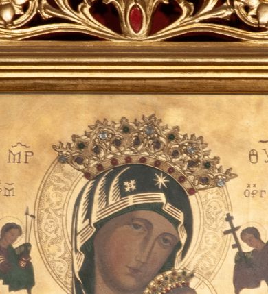 Zdjęcie nr 1: Obraz w kształcie stojącego prostokąta z przedstawieniem Matki Boskiej Nieustającej Pomocy. Maria ukazana w półpostaci, frontalnie, z Dzieciątkiem Jezus na lewym ręku. Dzieciątko widoczne z prawego profilu, z głową odwróconą do tyłu, oburącz ujmuje dłoń Marii. Owalne twarze postaci charakteryzują linearnie opracowane rysy, z długimi, wąskimi nosami oraz drobnymi ustami. Oczy Marii mają migdałowy kształt, jej wzrok skierowany jest na wprost. Matka Boska ubrana jest w czerwoną suknię z długimi rękawami ze złotymi obszyciami oraz ciemnoniebieski płaszcz nałożony na głowę. Dzieciątko ubrane jest w zieloną sukienkę i czerwony płaszcz, z jego lewej stopy zsuwa się sandał. Jezus spogląda w kierunku niewielkiej sylwetki jednego z dwóch archaniołów znajdującego się po prawej stronie – archanioła Gabriela. Po drugiej stronie jest archanioł Michał, obaj trzymają w dłoniach narzędzia męki Pańskiej: Michał (włócznię i gąbkę z octem), Gabriel (krzyż). Na głowach Maryi i Dzieciątka znajdują się blaszane, ażurowe korony z aplikowanymi sztucznymi kamieniami, a wokół głów ryte nimby: Matki Boskiej dekorowany bogatą wicią floralną, u Dzieciątka nimb krzyżowy. Wszystkie postacie są podpisane inicjałami: nad głową Marii, po lewej stronie obrazu widnieją litery „MP”, a po prawej „ΘΥ”; następnie po lewej stronie obrazu, nad głową archanioła Michała znajdują się litery:„ΟΡМ”, a nad głową archanioła Gabriela: „OΡГ” i dalej, po prawej stronie obrazu, obok Dzieciątka Jezus litery: „IC-XC”. Tło jest złocone. Obraz ujęty jest prostokątną, profilowaną ramą zdobioną od zewnątrz ażurową wicią roślinną. 
