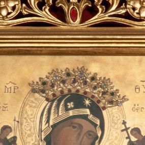 Zdjęcie nr 1: Obraz w kształcie stojącego prostokąta z przedstawieniem Matki Boskiej Nieustającej Pomocy. Maria ukazana w półpostaci, frontalnie, z Dzieciątkiem Jezus na lewym ręku. Dzieciątko widoczne z prawego profilu, z głową odwróconą do tyłu, oburącz ujmuje dłoń Marii. Owalne twarze postaci charakteryzują linearnie opracowane rysy, z długimi, wąskimi nosami oraz drobnymi ustami. Oczy Marii mają migdałowy kształt, jej wzrok skierowany jest na wprost. Matka Boska ubrana jest w czerwoną suknię z długimi rękawami ze złotymi obszyciami oraz ciemnoniebieski płaszcz nałożony na głowę. Dzieciątko ubrane jest w zieloną sukienkę i czerwony płaszcz, z jego lewej stopy zsuwa się sandał. Jezus spogląda w kierunku niewielkiej sylwetki jednego z dwóch archaniołów znajdującego się po prawej stronie – archanioła Gabriela. Po drugiej stronie jest archanioł Michał, obaj trzymają w dłoniach narzędzia męki Pańskiej: Michał (włócznię i gąbkę z octem), Gabriel (krzyż). Na głowach Maryi i Dzieciątka znajdują się blaszane, ażurowe korony z aplikowanymi sztucznymi kamieniami, a wokół głów ryte nimby: Matki Boskiej dekorowany bogatą wicią floralną, u Dzieciątka nimb krzyżowy. Wszystkie postacie są podpisane inicjałami: nad głową Marii, po lewej stronie obrazu widnieją litery „MP”, a po prawej „ΘΥ”; następnie po lewej stronie obrazu, nad głową archanioła Michała znajdują się litery:„ΟΡМ”, a nad głową archanioła Gabriela: „OΡГ” i dalej, po prawej stronie obrazu, obok Dzieciątka Jezus litery: „IC-XC”. Tło jest złocone. Obraz ujęty jest prostokątną, profilowaną ramą zdobioną od zewnątrz ażurową wicią roślinną. 

