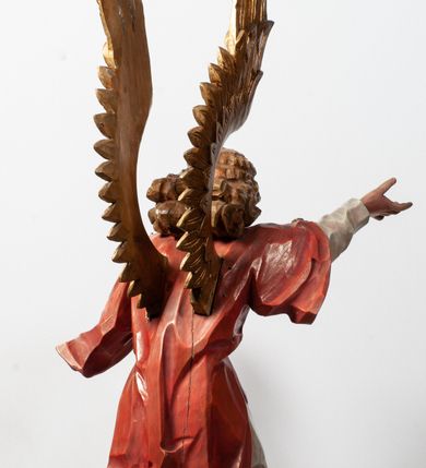 Zdjęcie nr 8: Tabernakulum proste, w formie prostopadłościennej skrzynki, o złotych drzwiczkach z wytłaczaną formą równoramiennego krzyża i wypukłą srebrną rybą oraz koszem z chlebem pośrodku. Po obu stronach, na niewysokich postumentach umieszczone dwa klęczące anioły z wysokimi, uniesionymi do góry skrzydłami, zwróconymi ku środkowi. Twarze o delikatnych rysach, silnie zarumienionych policzkach z 
długimi nosami, głęboko osadzonymi oczami i wysuniętym podbródkiem. Włosy długie, bujne, skręcone w duże pukle po bokach głowy. Anioły ubrane są w białe suknie i czerwone dalmatyki o fioletowych podszewkach. Anioł po lewej stronie trzyma w dłoniach kadzielnicę, a anioł po prawej płomienisty wazon. Polichromie w odsłoniętych partiach ciała naturalistyczne. 


