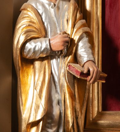 Zdjęcie nr 9: Nastawa ołtarzowa architektoniczna, jednokondygnacyjna ze zwieńczeniem. Ołtarz drewniany, flankowany dwoma filarami na niskich cokołach, pośrodku ażurowa, neogotycka krata; mensa drewniana. Tabernakulum w formie prostopadłościennej skrzynki, ustawione na niskim cokole, ujęte parą pilastrów w formie spływów wolutowych ozdobionych liśćmi akantu i kampanulami na trzonach. Na ściance przedniej drzwiczki w kształcie stojącego prostokąta. W polu w płycinie o analogicznym kształcie łaciński krzyżyk o trójlistnie zakończonych ramionach. Całość zamknięta profilowanym gzymsem. Po bokach tabernakulum stoją dwie figury klęczących aniołów. Nastawa ustawiona na wyłamanej pośrodku predelli, podtrzymującej podpory: parę kolumn o delikatnie zwężających się ku górze, kanelowanych trzonach z kompozytowymi pilastrami oraz wewnętrzną parę wklęsłych pilastrów o gładkich trzonach i stylizowanych kapitelach, wspierającymi przerwane nad osią główną belkowanie. W polu środkowym wnęka w kształcie stojącego prostokąta zamknięta od góry trzema wolutami, a od dołu fantazyjnie wycięta. Wewnątrz obraz Matki Boskiej Częstochowskiej. Poniżej, złotymi literami napis: „PAMIĄTKA NAWIEDZENIA / w Woli Batorskiej / 22/23.VIII.1968 r(oku)". Po lewej stronie ustawiona rzeźba św. Piotra, a po prawej św. Pawła. Zwieńczenie w formie owalu z płaskorzeźbionym przedstawieniem Najświętszego Serca Pana Jezusa, otoczone obłokami z trzema uskrzydlonymi główkami aniołków. Na szczycie zatknięty prosty, łaciński krzyżyk. Struktura polichromowana na kolor jasnobeżowy, detale i ornamentyka złocone i srebrzone.