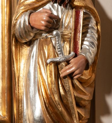 Zdjęcie nr 8: Nastawa ołtarzowa architektoniczna, jednokondygnacyjna ze zwieńczeniem. Ołtarz drewniany, flankowany dwoma filarami na niskich cokołach, pośrodku ażurowa, neogotycka krata; mensa drewniana. Tabernakulum w formie prostopadłościennej skrzynki, ustawione na niskim cokole, ujęte parą pilastrów w formie spływów wolutowych ozdobionych liśćmi akantu i kampanulami na trzonach. Na ściance przedniej drzwiczki w kształcie stojącego prostokąta. W polu w płycinie o analogicznym kształcie łaciński krzyżyk o trójlistnie zakończonych ramionach. Całość zamknięta profilowanym gzymsem. Po bokach tabernakulum stoją dwie figury klęczących aniołów. Nastawa ustawiona na wyłamanej pośrodku predelli, podtrzymującej podpory: parę kolumn o delikatnie zwężających się ku górze, kanelowanych trzonach z kompozytowymi pilastrami oraz wewnętrzną parę wklęsłych pilastrów o gładkich trzonach i stylizowanych kapitelach, wspierającymi przerwane nad osią główną belkowanie. W polu środkowym wnęka w kształcie stojącego prostokąta zamknięta od góry trzema wolutami, a od dołu fantazyjnie wycięta. Wewnątrz obraz Matki Boskiej Częstochowskiej. Poniżej, złotymi literami napis: „PAMIĄTKA NAWIEDZENIA / w Woli Batorskiej / 22/23.VIII.1968 r(oku)&quot;. Po lewej stronie ustawiona rzeźba św. Piotra, a po prawej św. Pawła. Zwieńczenie w formie owalu z płaskorzeźbionym przedstawieniem Najświętszego Serca Pana Jezusa, otoczone obłokami z trzema uskrzydlonymi główkami aniołków. Na szczycie zatknięty prosty, łaciński krzyżyk. Struktura polichromowana na kolor jasnobeżowy, detale i ornamentyka złocone i srebrzone.