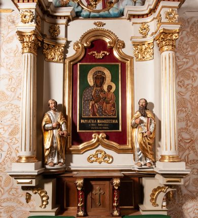 Zdjęcie nr 1: Nastawa ołtarzowa architektoniczna, jednokondygnacyjna ze zwieńczeniem. Ołtarz drewniany, flankowany dwoma filarami na niskich cokołach, pośrodku ażurowa, neogotycka krata; mensa drewniana. Tabernakulum w formie prostopadłościennej skrzynki, ustawione na niskim cokole, ujęte parą pilastrów w formie spływów wolutowych ozdobionych liśćmi akantu i kampanulami na trzonach. Na ściance przedniej drzwiczki w kształcie stojącego prostokąta. W polu w płycinie o analogicznym kształcie łaciński krzyżyk o trójlistnie zakończonych ramionach. Całość zamknięta profilowanym gzymsem. Po bokach tabernakulum stoją dwie figury klęczących aniołów. Nastawa ustawiona na wyłamanej pośrodku predelli, podtrzymującej podpory: parę kolumn o delikatnie zwężających się ku górze, kanelowanych trzonach z kompozytowymi pilastrami oraz wewnętrzną parę wklęsłych pilastrów o gładkich trzonach i stylizowanych kapitelach, wspierającymi przerwane nad osią główną belkowanie. W polu środkowym wnęka w kształcie stojącego prostokąta zamknięta od góry trzema wolutami, a od dołu fantazyjnie wycięta. Wewnątrz obraz Matki Boskiej Częstochowskiej. Poniżej, złotymi literami napis: „PAMIĄTKA NAWIEDZENIA / w Woli Batorskiej / 22/23.VIII.1968 r(oku)". Po lewej stronie ustawiona rzeźba św. Piotra, a po prawej św. Pawła. Zwieńczenie w formie owalu z płaskorzeźbionym przedstawieniem Najświętszego Serca Pana Jezusa, otoczone obłokami z trzema uskrzydlonymi główkami aniołków. Na szczycie zatknięty prosty, łaciński krzyżyk. Struktura polichromowana na kolor jasnobeżowy, detale i ornamentyka złocone i srebrzone.