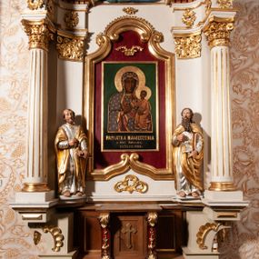 Zdjęcie nr 1: Nastawa ołtarzowa architektoniczna, jednokondygnacyjna ze zwieńczeniem. Ołtarz drewniany, flankowany dwoma filarami na niskich cokołach, pośrodku ażurowa, neogotycka krata; mensa drewniana. Tabernakulum w formie prostopadłościennej skrzynki, ustawione na niskim cokole, ujęte parą pilastrów w formie spływów wolutowych ozdobionych liśćmi akantu i kampanulami na trzonach. Na ściance przedniej drzwiczki w kształcie stojącego prostokąta. W polu w płycinie o analogicznym kształcie łaciński krzyżyk o trójlistnie zakończonych ramionach. Całość zamknięta profilowanym gzymsem. Po bokach tabernakulum stoją dwie figury klęczących aniołów. Nastawa ustawiona na wyłamanej pośrodku predelli, podtrzymującej podpory: parę kolumn o delikatnie zwężających się ku górze, kanelowanych trzonach z kompozytowymi pilastrami oraz wewnętrzną parę wklęsłych pilastrów o gładkich trzonach i stylizowanych kapitelach, wspierającymi przerwane nad osią główną belkowanie. W polu środkowym wnęka w kształcie stojącego prostokąta zamknięta od góry trzema wolutami, a od dołu fantazyjnie wycięta. Wewnątrz obraz Matki Boskiej Częstochowskiej. Poniżej, złotymi literami napis: „PAMIĄTKA NAWIEDZENIA / w Woli Batorskiej / 22/23.VIII.1968 r(oku)". Po lewej stronie ustawiona rzeźba św. Piotra, a po prawej św. Pawła. Zwieńczenie w formie owalu z płaskorzeźbionym przedstawieniem Najświętszego Serca Pana Jezusa, otoczone obłokami z trzema uskrzydlonymi główkami aniołków. Na szczycie zatknięty prosty, łaciński krzyżyk. Struktura polichromowana na kolor jasnobeżowy, detale i ornamentyka złocone i srebrzone.