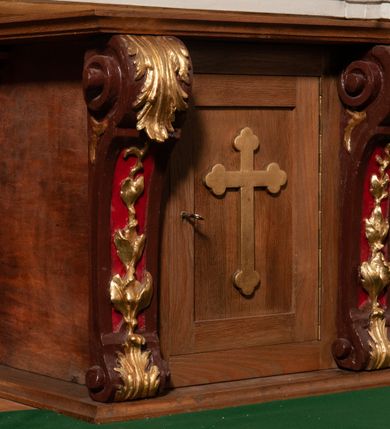 Zdjęcie nr 14: Nastawa ołtarzowa architektoniczna, jednokondygnacyjna ze zwieńczeniem. Ołtarz drewniany, flankowany dwoma filarami na niskich cokołach, pośrodku ażurowa, neogotycka krata; mensa drewniana. Tabernakulum w formie prostopadłościennej skrzynki, ustawione na niskim cokole, ujęte parą pilastrów w formie spływów wolutowych ozdobionych liśćmi akantu i kampanulami na trzonach. Na ściance przedniej drzwiczki w kształcie stojącego prostokąta. W polu w płycinie o analogicznym kształcie łaciński krzyżyk o trójlistnie zakończonych ramionach. Całość zamknięta profilowanym gzymsem. Po bokach tabernakulum stoją dwie figury klęczących aniołów. Nastawa ustawiona na wyłamanej pośrodku predelli, podtrzymującej podpory: parę kolumn o delikatnie zwężających się ku górze, kanelowanych trzonach z kompozytowymi pilastrami oraz wewnętrzną parę wklęsłych pilastrów o gładkich trzonach i stylizowanych kapitelach, wspierającymi przerwane nad osią główną belkowanie. W polu środkowym wnęka w kształcie stojącego prostokąta zamknięta od góry trzema wolutami, a od dołu fantazyjnie wycięta. Wewnątrz obraz Matki Boskiej Częstochowskiej. Poniżej, złotymi literami napis: „PAMIĄTKA NAWIEDZENIA / w Woli Batorskiej / 22/23.VIII.1968 r(oku)". Po lewej stronie ustawiona rzeźba św. Piotra, a po prawej św. Pawła. Zwieńczenie w formie owalu z płaskorzeźbionym przedstawieniem Najświętszego Serca Pana Jezusa, otoczone obłokami z trzema uskrzydlonymi główkami aniołków. Na szczycie zatknięty prosty, łaciński krzyżyk. Struktura polichromowana na kolor jasnobeżowy, detale i ornamentyka złocone i srebrzone.