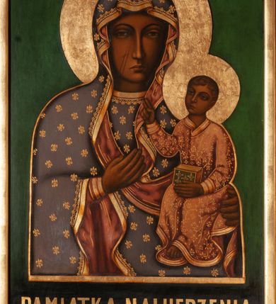 Zdjęcie nr 7: Nastawa ołtarzowa architektoniczna, jednokondygnacyjna ze zwieńczeniem. Ołtarz drewniany, flankowany dwoma filarami na niskich cokołach, pośrodku ażurowa, neogotycka krata; mensa drewniana. Tabernakulum w formie prostopadłościennej skrzynki, ustawione na niskim cokole, ujęte parą pilastrów w formie spływów wolutowych ozdobionych liśćmi akantu i kampanulami na trzonach. Na ściance przedniej drzwiczki w kształcie stojącego prostokąta. W polu w płycinie o analogicznym kształcie łaciński krzyżyk o trójlistnie zakończonych ramionach. Całość zamknięta profilowanym gzymsem. Po bokach tabernakulum stoją dwie figury klęczących aniołów. Nastawa ustawiona na wyłamanej pośrodku predelli, podtrzymującej podpory: parę kolumn o delikatnie zwężających się ku górze, kanelowanych trzonach z kompozytowymi pilastrami oraz wewnętrzną parę wklęsłych pilastrów o gładkich trzonach i stylizowanych kapitelach, wspierającymi przerwane nad osią główną belkowanie. W polu środkowym wnęka w kształcie stojącego prostokąta zamknięta od góry trzema wolutami, a od dołu fantazyjnie wycięta. Wewnątrz obraz Matki Boskiej Częstochowskiej. Poniżej, złotymi literami napis: „PAMIĄTKA NAWIEDZENIA / w Woli Batorskiej / 22/23.VIII.1968 r(oku)&quot;. Po lewej stronie ustawiona rzeźba św. Piotra, a po prawej św. Pawła. Zwieńczenie w formie owalu z płaskorzeźbionym przedstawieniem Najświętszego Serca Pana Jezusa, otoczone obłokami z trzema uskrzydlonymi główkami aniołków. Na szczycie zatknięty prosty, łaciński krzyżyk. Struktura polichromowana na kolor jasnobeżowy, detale i ornamentyka złocone i srebrzone.