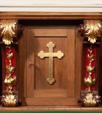 Zdjęcie nr 16: Nastawa ołtarzowa architektoniczna, jednokondygnacyjna ze zwieńczeniem. Ołtarz drewniany, flankowany dwoma filarami na niskich cokołach, pośrodku ażurowa, neogotycka krata; mensa drewniana. Tabernakulum w formie prostopadłościennej skrzynki, ustawione na niskim cokole, ujęte parą pilastrów w formie spływów wolutowych ozdobionych liśćmi akantu i kampanulami na trzonach. Na ściance przedniej drzwiczki w kształcie stojącego prostokąta. W polu w płycinie o analogicznym kształcie łaciński krzyżyk o trójlistnie zakończonych ramionach. Całość zamknięta profilowanym gzymsem. Po bokach tabernakulum stoją dwie figury klęczących aniołów. Nastawa ustawiona na wyłamanej pośrodku predelli, podtrzymującej podpory: parę kolumn o delikatnie zwężających się ku górze, kanelowanych trzonach z kompozytowymi pilastrami oraz wewnętrzną parę wklęsłych pilastrów o gładkich trzonach i stylizowanych kapitelach, wspierającymi przerwane nad osią główną belkowanie. W polu środkowym wnęka w kształcie stojącego prostokąta zamknięta od góry trzema wolutami, a od dołu fantazyjnie wycięta. Wewnątrz obraz Matki Boskiej Częstochowskiej. Poniżej, złotymi literami napis: „PAMIĄTKA NAWIEDZENIA / w Woli Batorskiej / 22/23.VIII.1968 r(oku)&quot;. Po lewej stronie ustawiona rzeźba św. Piotra, a po prawej św. Pawła. Zwieńczenie w formie owalu z płaskorzeźbionym przedstawieniem Najświętszego Serca Pana Jezusa, otoczone obłokami z trzema uskrzydlonymi główkami aniołków. Na szczycie zatknięty prosty, łaciński krzyżyk. Struktura polichromowana na kolor jasnobeżowy, detale i ornamentyka złocone i srebrzone.