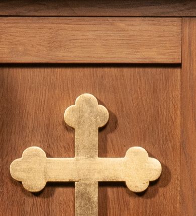 Zdjęcie nr 1: Tabernakulum w formie prostopadłościennej skrzynki, ustawione na niskim cokole, ujęte parą pilastrów w formie spływów wolutowych ozdobionych liśćmi akantu i kampanulami na trzonach. Na ściance przedniej drzwiczki w kształcie stojącego prostokąta. W polu w płycinie o analogicznym kształcie łaciński krzyżyk o trójlistnie zakończonych ramionach. Całość zamknięta profilowanym gzymsem. 