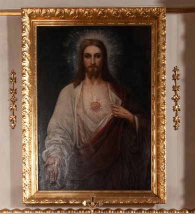 Zdjęcie nr 1: Ołtarz architektoniczny, jednokondygnacyjny, jednoosiowy. Ołtarz flankowany dwoma filarami na niskich cokołach, pośrodku ażurowa, neogotycka krata; mensa drewniana. Tabernakulum w formie prostopadłościennej skrzynki, ustawione na niskim cokole. Na ściance przedniej drzwiczki w kształcie stojącego prostokąta, zamkniętego łukiem nadwieszonym. W polu w płycinie o analogicznym kształcie łaciński krzyżyk. Na tabernakulum niska kopuła, a na niej ustawiony niewielki krucyfiks. Nastawa ustawiona na niskim cokole o wysuniętych po bokach impostach zdobionych greckimi krzyżykami. Kondygnacja ujęta parą kolumn, w dolnej części złożoną z profilowanych talerzyków, powyżej o kanelowanym trzonie, a w górnej części o gruszkowej formie zamkniętej talerzykami. Podpory wspierają przerywany nad polem środkowym gzyms. Całość zamyka para spływów wolutowych z krzyżykiem pośrodku. W polu głównym obraz Najświętsze Serce Jezusa, po bokach flankowany zwisami kwiatów, powyżej rzeźbioną dekoracją zawiniętych wolutowo liści akantu. Wzdłuż podstawy retabulum oraz wokół pola środkowego przebiega złocony, rzeźbiony kimation. Struktura polichromowana w kolorze beżowy, detale i ornamentyka złocone.

