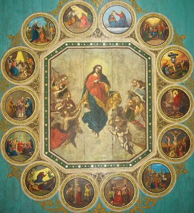 Zdjęcie nr 1: Ściany kościoła malowane w kolorze jasnozielonym, artykułowane malowanymi pilastrami o korynckich kapitelach z trzonami wypełnionymi motywem symetrycznej arabeski. Na ścianach nawy i prezbiterium, pomiędzy pilastrami wydzielone prostokątne pola w ramach wypełnionych geometrycznym ornamentem z całopostaciowymi przedstawieniami apostołów wraz z ich atrybutami. Każda z ram podzielona na dwie kwatery. W górnych umieszczone wizerunki apostołów, w dolnych inskrypcje na tle ornamentu roślinnego i złoconych krzyży: SW(IĘTY) JAKOB MŁODSZY, SW(IĘTY) JAN, SW(IĘTY) JĘDRZEJ, SW(IĘTY) PIOTR, SW(IĘTY) PAWEŁ, SW(IĘTY) BARTŁOMIEJ, SW(IĘTY) SZYMON, SW(IĘTY) JAKOB STARSZY, SW(IĘTY) TOMASZ, SW(IĘTY) MATEUSZ,  SW(IĘTY) FILIP, SW(IĘTY) TADEUSZ. W górnej części ścian malowany fryz wypełniony prostokątnymi płycinami wypełnionymi naprzemiennie ornamentem roślinnym i cęgowym oraz malowanymi en grisaille postaciami puttów trzymających girlandy. Na stropie prezbiterium malowanym kolorem niebiesko-zielonym, w części centralnej wydzielona rama w kształcie stojącego prostokąta o ściętych narożach mieszcząca scenę Wniebowzięcia Marii. Rama ujęta 14 mniejszymi medalionami wplecionymi w ornament roślinny mieszczącymi sceny z życia Marii i Chrystusa: Zwiastowanie, Nawiedzenie, św. Elżbiety, Boże Narodzenie, Ofiarowanie Chrystusa w świątyni, Odnalezienie Chrystusa w świątyni, Modlitwę w ogrójcu, Biczowanie, Cierniem koronowanie, Drogę krzyżową, Ukrzyżowanie, Zmartwychwstanie, Przemienienie na górze Tabor, Zesłanie Ducha Świętego i Koronację Marii. Na ścianie tęczowej, na jasnożółtym tle postaci dwóch ustawionych naprzeciwko siebie klęczących na obłokach aniołów, z których anioł z lewej strony wskazuje palcem przed siebie, anioł z prawej składa ręce w geście modlitwy. Na stropie nawy malowanym kolorem jasnoniebieskim, w części centralnej pole w kształcie stojącego prostokąta ujętego ramą dekorowaną ornamentem geometrycznym i roślinnym ze sceną  Przemienienia na górze Tabor malowaną według obrazu Rafaela Santi o tym samym temacie. Balustrada chóru muzycznego malowana w odcieniach jasnej zieleni, z dekoracją płycinową. W płycinach dekoracja roślinna o charakterze arabeskowych, w płycinie centralnej dodatkowo przedstawienie harfy ujętej liśćmi laurowymi i zwieńczonej gwiazdą. U dołu balustrady fryz wypełniony motywem palmety, u góry fryz z motywem kwiatowym.