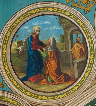 Zdjęcie nr 3: Ściany kościoła malowane w kolorze jasnozielonym, artykułowane malowanymi pilastrami o korynckich kapitelach z trzonami wypełnionymi motywem symetrycznej arabeski. Na ścianach nawy i prezbiterium, pomiędzy pilastrami wydzielone prostokątne pola w ramach wypełnionych geometrycznym ornamentem z całopostaciowymi przedstawieniami apostołów wraz z ich atrybutami. Każda z ram podzielona na dwie kwatery. W górnych umieszczone wizerunki apostołów, w dolnych inskrypcje na tle ornamentu roślinnego i złoconych krzyży: SW(IĘTY) JAKOB MŁODSZY, SW(IĘTY) JAN, SW(IĘTY) JĘDRZEJ, SW(IĘTY) PIOTR, SW(IĘTY) PAWEŁ, SW(IĘTY) BARTŁOMIEJ, SW(IĘTY) SZYMON, SW(IĘTY) JAKOB STARSZY, SW(IĘTY) TOMASZ, SW(IĘTY) MATEUSZ,  SW(IĘTY) FILIP, SW(IĘTY) TADEUSZ. W górnej części ścian malowany fryz wypełniony prostokątnymi płycinami wypełnionymi naprzemiennie ornamentem roślinnym i cęgowym oraz malowanymi en grisaille postaciami puttów trzymających girlandy. Na stropie prezbiterium malowanym kolorem niebiesko-zielonym, w części centralnej wydzielona rama w kształcie stojącego prostokąta o ściętych narożach mieszcząca scenę Wniebowzięcia Marii. Rama ujęta 14 mniejszymi medalionami wplecionymi w ornament roślinny mieszczącymi sceny z życia Marii i Chrystusa: Zwiastowanie, Nawiedzenie, św. Elżbiety, Boże Narodzenie, Ofiarowanie Chrystusa w świątyni, Odnalezienie Chrystusa w świątyni, Modlitwę w ogrójcu, Biczowanie, Cierniem koronowanie, Drogę krzyżową, Ukrzyżowanie, Zmartwychwstanie, Przemienienie na górze Tabor, Zesłanie Ducha Świętego i Koronację Marii. Na ścianie tęczowej, na jasnożółtym tle postaci dwóch ustawionych naprzeciwko siebie klęczących na obłokach aniołów, z których anioł z lewej strony wskazuje palcem przed siebie, anioł z prawej składa ręce w geście modlitwy. Na stropie nawy malowanym kolorem jasnoniebieskim, w części centralnej pole w kształcie stojącego prostokąta ujętego ramą dekorowaną ornamentem geometrycznym i roślinnym ze sceną  Przemienienia na górze Tabor malowaną według obrazu Rafaela Santi o tym samym temacie. Balustrada chóru muzycznego malowana w odcieniach jasnej zieleni, z dekoracją płycinową. W płycinach dekoracja roślinna o charakterze arabeskowych, w płycinie centralnej dodatkowo przedstawienie harfy ujętej liśćmi laurowymi i zwieńczonej gwiazdą. U dołu balustrady fryz wypełniony motywem palmety, u góry fryz z motywem kwiatowym.