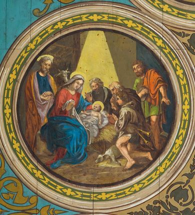 Zdjęcie nr 2: Ściany kościoła malowane w kolorze jasnozielonym, artykułowane malowanymi pilastrami o korynckich kapitelach z trzonami wypełnionymi motywem symetrycznej arabeski. Na ścianach nawy i prezbiterium, pomiędzy pilastrami wydzielone prostokątne pola w ramach wypełnionych geometrycznym ornamentem z całopostaciowymi przedstawieniami apostołów wraz z ich atrybutami. Każda z ram podzielona na dwie kwatery. W górnych umieszczone wizerunki apostołów, w dolnych inskrypcje na tle ornamentu roślinnego i złoconych krzyży: SW(IĘTY) JAKOB MŁODSZY, SW(IĘTY) JAN, SW(IĘTY) JĘDRZEJ, SW(IĘTY) PIOTR, SW(IĘTY) PAWEŁ, SW(IĘTY) BARTŁOMIEJ, SW(IĘTY) SZYMON, SW(IĘTY) JAKOB STARSZY, SW(IĘTY) TOMASZ, SW(IĘTY) MATEUSZ,  SW(IĘTY) FILIP, SW(IĘTY) TADEUSZ. W górnej części ścian malowany fryz wypełniony prostokątnymi płycinami wypełnionymi naprzemiennie ornamentem roślinnym i cęgowym oraz malowanymi en grisaille postaciami puttów trzymających girlandy. Na stropie prezbiterium malowanym kolorem niebiesko-zielonym, w części centralnej wydzielona rama w kształcie stojącego prostokąta o ściętych narożach mieszcząca scenę Wniebowzięcia Marii. Rama ujęta 14 mniejszymi medalionami wplecionymi w ornament roślinny mieszczącymi sceny z życia Marii i Chrystusa: Zwiastowanie, Nawiedzenie, św. Elżbiety, Boże Narodzenie, Ofiarowanie Chrystusa w świątyni, Odnalezienie Chrystusa w świątyni, Modlitwę w ogrójcu, Biczowanie, Cierniem koronowanie, Drogę krzyżową, Ukrzyżowanie, Zmartwychwstanie, Przemienienie na górze Tabor, Zesłanie Ducha Świętego i Koronację Marii. Na ścianie tęczowej, na jasnożółtym tle postaci dwóch ustawionych naprzeciwko siebie klęczących na obłokach aniołów, z których anioł z lewej strony wskazuje palcem przed siebie, anioł z prawej składa ręce w geście modlitwy. Na stropie nawy malowanym kolorem jasnoniebieskim, w części centralnej pole w kształcie stojącego prostokąta ujętego ramą dekorowaną ornamentem geometrycznym i roślinnym ze sceną  Przemienienia na górze Tabor malowaną według obrazu Rafaela Santi o tym samym temacie. Balustrada chóru muzycznego malowana w odcieniach jasnej zieleni, z dekoracją płycinową. W płycinach dekoracja roślinna o charakterze arabeskowych, w płycinie centralnej dodatkowo przedstawienie harfy ujętej liśćmi laurowymi i zwieńczonej gwiazdą. U dołu balustrady fryz wypełniony motywem palmety, u góry fryz z motywem kwiatowym.