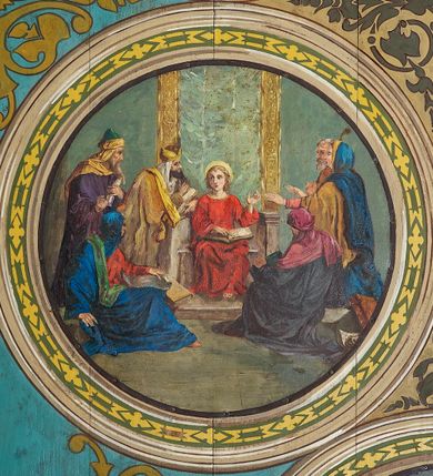 Zdjęcie nr 9: Ściany kościoła malowane w kolorze jasnozielonym, artykułowane malowanymi pilastrami o korynckich kapitelach z trzonami wypełnionymi motywem symetrycznej arabeski. Na ścianach nawy i prezbiterium, pomiędzy pilastrami wydzielone prostokątne pola w ramach wypełnionych geometrycznym ornamentem z całopostaciowymi przedstawieniami apostołów wraz z ich atrybutami. Każda z ram podzielona na dwie kwatery. W górnych umieszczone wizerunki apostołów, w dolnych inskrypcje na tle ornamentu roślinnego i złoconych krzyży: SW(IĘTY) JAKOB MŁODSZY, SW(IĘTY) JAN, SW(IĘTY) JĘDRZEJ, SW(IĘTY) PIOTR, SW(IĘTY) PAWEŁ, SW(IĘTY) BARTŁOMIEJ, SW(IĘTY) SZYMON, SW(IĘTY) JAKOB STARSZY, SW(IĘTY) TOMASZ, SW(IĘTY) MATEUSZ,  SW(IĘTY) FILIP, SW(IĘTY) TADEUSZ. W górnej części ścian malowany fryz wypełniony prostokątnymi płycinami wypełnionymi naprzemiennie ornamentem roślinnym i cęgowym oraz malowanymi en grisaille postaciami puttów trzymających girlandy. Na stropie prezbiterium malowanym kolorem niebiesko-zielonym, w części centralnej wydzielona rama w kształcie stojącego prostokąta o ściętych narożach mieszcząca scenę Wniebowzięcia Marii. Rama ujęta 14 mniejszymi medalionami wplecionymi w ornament roślinny mieszczącymi sceny z życia Marii i Chrystusa: Zwiastowanie, Nawiedzenie, św. Elżbiety, Boże Narodzenie, Ofiarowanie Chrystusa w świątyni, Odnalezienie Chrystusa w świątyni, Modlitwę w ogrójcu, Biczowanie, Cierniem koronowanie, Drogę krzyżową, Ukrzyżowanie, Zmartwychwstanie, Przemienienie na górze Tabor, Zesłanie Ducha Świętego i Koronację Marii. Na ścianie tęczowej, na jasnożółtym tle postaci dwóch ustawionych naprzeciwko siebie klęczących na obłokach aniołów, z których anioł z lewej strony wskazuje palcem przed siebie, anioł z prawej składa ręce w geście modlitwy. Na stropie nawy malowanym kolorem jasnoniebieskim, w części centralnej pole w kształcie stojącego prostokąta ujętego ramą dekorowaną ornamentem geometrycznym i roślinnym ze sceną  Przemienienia na górze Tabor malowaną według obrazu Rafaela Santi o tym samym temacie. Balustrada chóru muzycznego malowana w odcieniach jasnej zieleni, z dekoracją płycinową. W płycinach dekoracja roślinna o charakterze arabeskowych, w płycinie centralnej dodatkowo przedstawienie harfy ujętej liśćmi laurowymi i zwieńczonej gwiazdą. U dołu balustrady fryz wypełniony motywem palmety, u góry fryz z motywem kwiatowym.