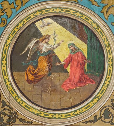 Zdjęcie nr 5: Ściany kościoła malowane w kolorze jasnozielonym, artykułowane malowanymi pilastrami o korynckich kapitelach z trzonami wypełnionymi motywem symetrycznej arabeski. Na ścianach nawy i prezbiterium, pomiędzy pilastrami wydzielone prostokątne pola w ramach wypełnionych geometrycznym ornamentem z całopostaciowymi przedstawieniami apostołów wraz z ich atrybutami. Każda z ram podzielona na dwie kwatery. W górnych umieszczone wizerunki apostołów, w dolnych inskrypcje na tle ornamentu roślinnego i złoconych krzyży: SW(IĘTY) JAKOB MŁODSZY, SW(IĘTY) JAN, SW(IĘTY) JĘDRZEJ, SW(IĘTY) PIOTR, SW(IĘTY) PAWEŁ, SW(IĘTY) BARTŁOMIEJ, SW(IĘTY) SZYMON, SW(IĘTY) JAKOB STARSZY, SW(IĘTY) TOMASZ, SW(IĘTY) MATEUSZ,  SW(IĘTY) FILIP, SW(IĘTY) TADEUSZ. W górnej części ścian malowany fryz wypełniony prostokątnymi płycinami wypełnionymi naprzemiennie ornamentem roślinnym i cęgowym oraz malowanymi en grisaille postaciami puttów trzymających girlandy. Na stropie prezbiterium malowanym kolorem niebiesko-zielonym, w części centralnej wydzielona rama w kształcie stojącego prostokąta o ściętych narożach mieszcząca scenę Wniebowzięcia Marii. Rama ujęta 14 mniejszymi medalionami wplecionymi w ornament roślinny mieszczącymi sceny z życia Marii i Chrystusa: Zwiastowanie, Nawiedzenie, św. Elżbiety, Boże Narodzenie, Ofiarowanie Chrystusa w świątyni, Odnalezienie Chrystusa w świątyni, Modlitwę w ogrójcu, Biczowanie, Cierniem koronowanie, Drogę krzyżową, Ukrzyżowanie, Zmartwychwstanie, Przemienienie na górze Tabor, Zesłanie Ducha Świętego i Koronację Marii. Na ścianie tęczowej, na jasnożółtym tle postaci dwóch ustawionych naprzeciwko siebie klęczących na obłokach aniołów, z których anioł z lewej strony wskazuje palcem przed siebie, anioł z prawej składa ręce w geście modlitwy. Na stropie nawy malowanym kolorem jasnoniebieskim, w części centralnej pole w kształcie stojącego prostokąta ujętego ramą dekorowaną ornamentem geometrycznym i roślinnym ze sceną  Przemienienia na górze Tabor malowaną według obrazu Rafaela Santi o tym samym temacie. Balustrada chóru muzycznego malowana w odcieniach jasnej zieleni, z dekoracją płycinową. W płycinach dekoracja roślinna o charakterze arabeskowych, w płycinie centralnej dodatkowo przedstawienie harfy ujętej liśćmi laurowymi i zwieńczonej gwiazdą. U dołu balustrady fryz wypełniony motywem palmety, u góry fryz z motywem kwiatowym.