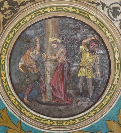 Zdjęcie nr 6: Ściany kościoła malowane w kolorze jasnozielonym, artykułowane malowanymi pilastrami o korynckich kapitelach z trzonami wypełnionymi motywem symetrycznej arabeski. Na ścianach nawy i prezbiterium, pomiędzy pilastrami wydzielone prostokątne pola w ramach wypełnionych geometrycznym ornamentem z całopostaciowymi przedstawieniami apostołów wraz z ich atrybutami. Każda z ram podzielona na dwie kwatery. W górnych umieszczone wizerunki apostołów, w dolnych inskrypcje na tle ornamentu roślinnego i złoconych krzyży: SW(IĘTY) JAKOB MŁODSZY, SW(IĘTY) JAN, SW(IĘTY) JĘDRZEJ, SW(IĘTY) PIOTR, SW(IĘTY) PAWEŁ, SW(IĘTY) BARTŁOMIEJ, SW(IĘTY) SZYMON, SW(IĘTY) JAKOB STARSZY, SW(IĘTY) TOMASZ, SW(IĘTY) MATEUSZ,  SW(IĘTY) FILIP, SW(IĘTY) TADEUSZ. W górnej części ścian malowany fryz wypełniony prostokątnymi płycinami wypełnionymi naprzemiennie ornamentem roślinnym i cęgowym oraz malowanymi en grisaille postaciami puttów trzymających girlandy. Na stropie prezbiterium malowanym kolorem niebiesko-zielonym, w części centralnej wydzielona rama w kształcie stojącego prostokąta o ściętych narożach mieszcząca scenę Wniebowzięcia Marii. Rama ujęta 14 mniejszymi medalionami wplecionymi w ornament roślinny mieszczącymi sceny z życia Marii i Chrystusa: Zwiastowanie, Nawiedzenie, św. Elżbiety, Boże Narodzenie, Ofiarowanie Chrystusa w świątyni, Odnalezienie Chrystusa w świątyni, Modlitwę w ogrójcu, Biczowanie, Cierniem koronowanie, Drogę krzyżową, Ukrzyżowanie, Zmartwychwstanie, Przemienienie na górze Tabor, Zesłanie Ducha Świętego i Koronację Marii. Na ścianie tęczowej, na jasnożółtym tle postaci dwóch ustawionych naprzeciwko siebie klęczących na obłokach aniołów, z których anioł z lewej strony wskazuje palcem przed siebie, anioł z prawej składa ręce w geście modlitwy. Na stropie nawy malowanym kolorem jasnoniebieskim, w części centralnej pole w kształcie stojącego prostokąta ujętego ramą dekorowaną ornamentem geometrycznym i roślinnym ze sceną  Przemienienia na górze Tabor malowaną według obrazu Rafaela Santi o tym samym temacie. Balustrada chóru muzycznego malowana w odcieniach jasnej zieleni, z dekoracją płycinową. W płycinach dekoracja roślinna o charakterze arabeskowych, w płycinie centralnej dodatkowo przedstawienie harfy ujętej liśćmi laurowymi i zwieńczonej gwiazdą. U dołu balustrady fryz wypełniony motywem palmety, u góry fryz z motywem kwiatowym.